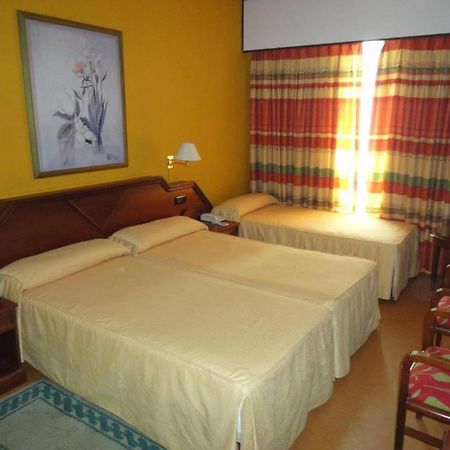 Hotel Sarga Кабаньяс Екстер'єр фото