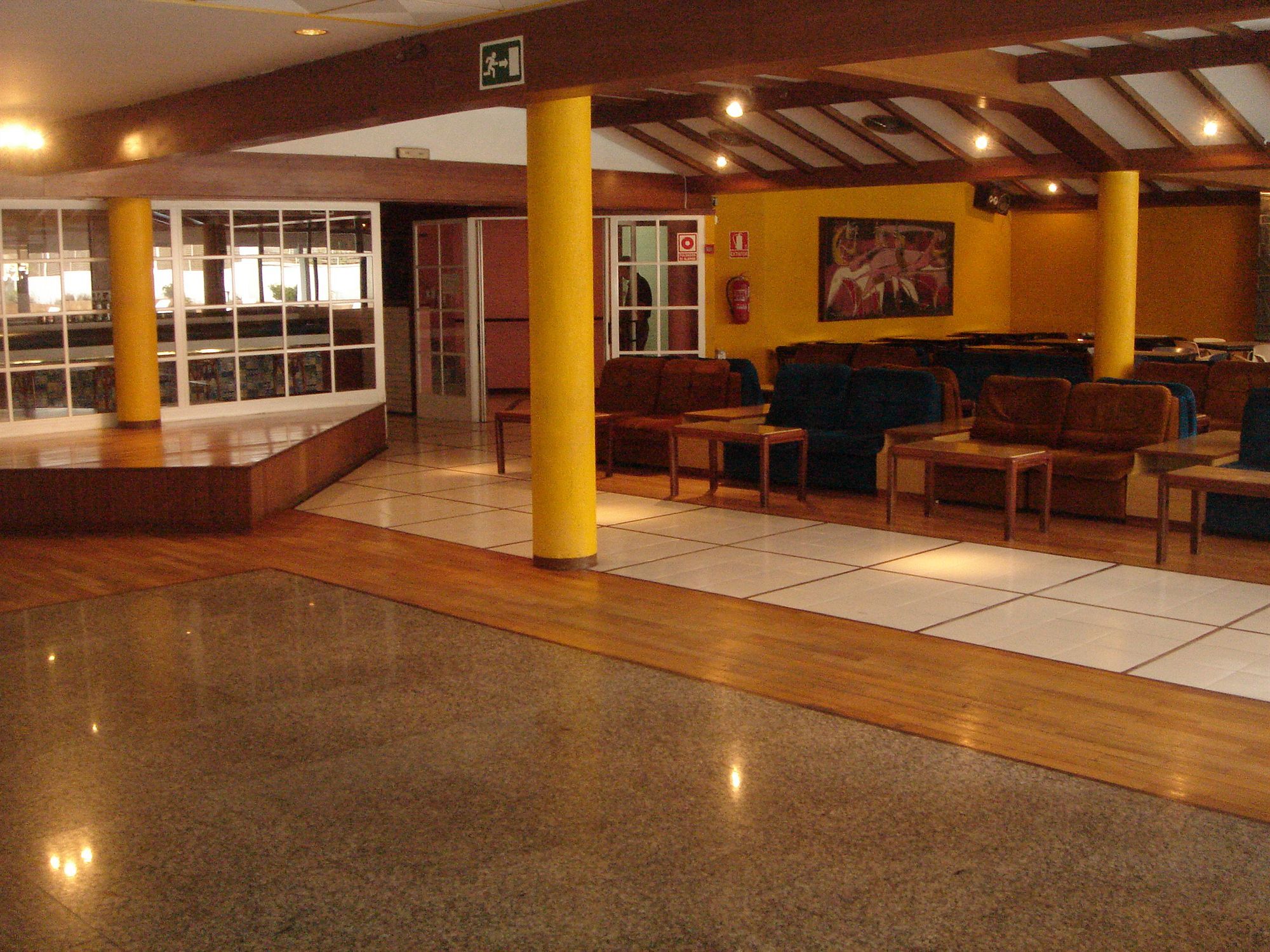 Hotel Sarga Кабаньяс Екстер'єр фото